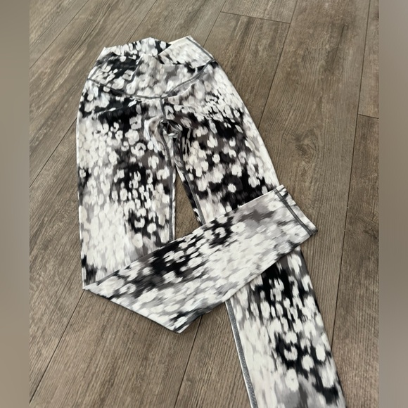 AERIE shine high waisted crossover leggings 🤍 - Picture 6 of 10